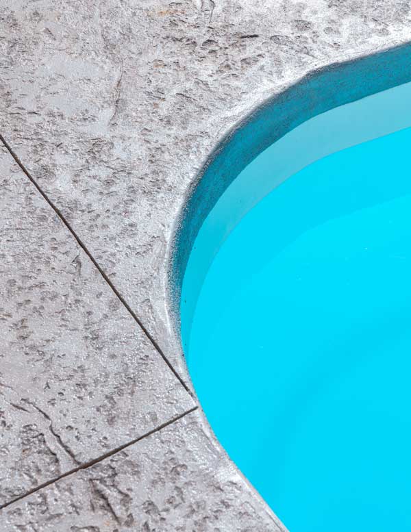 Le béton : matériau idéal pour votre plage de piscine