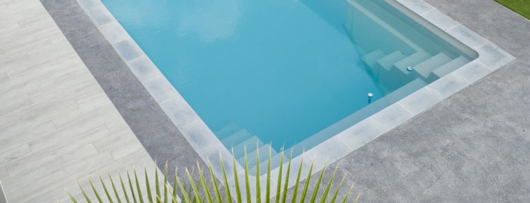 Comment entretenir les margelles de votre piscine en béton ?