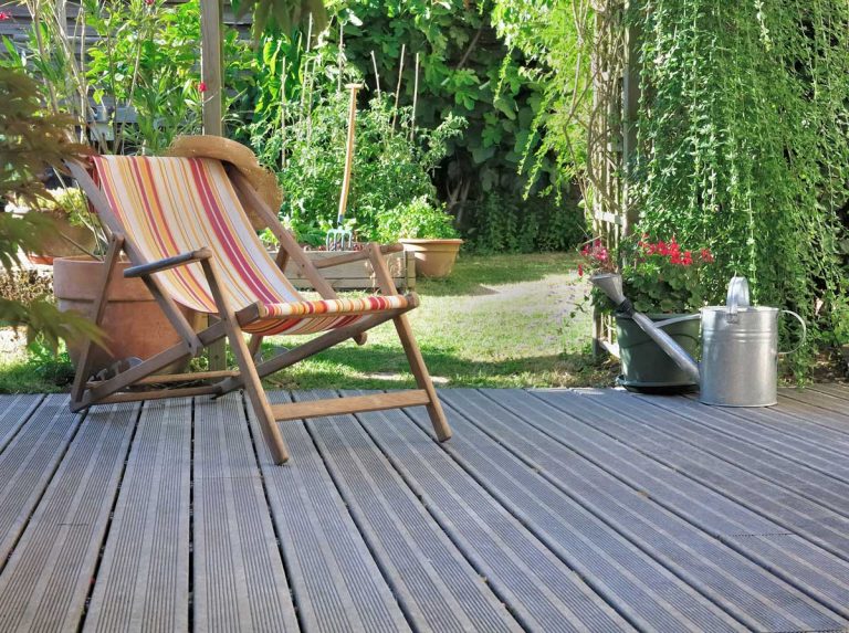 Comment choisir entre une terrasse en bois et une terrasse en béton décoratif ?