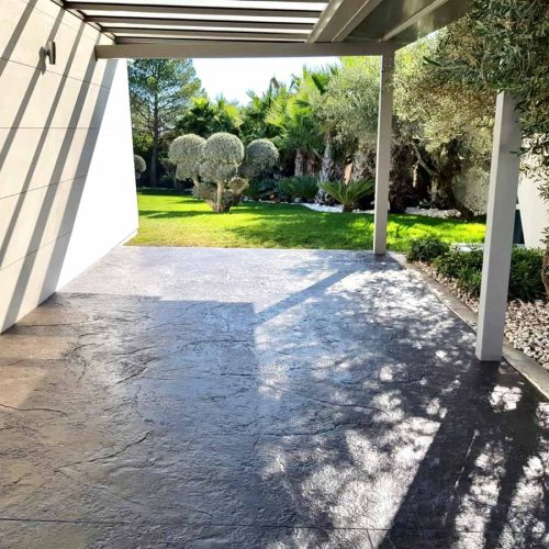 soltech-creation-beton-decoratif-imprime-montpellier-sol-beton-desactive-entre-villa-maison-allee-voiture-3